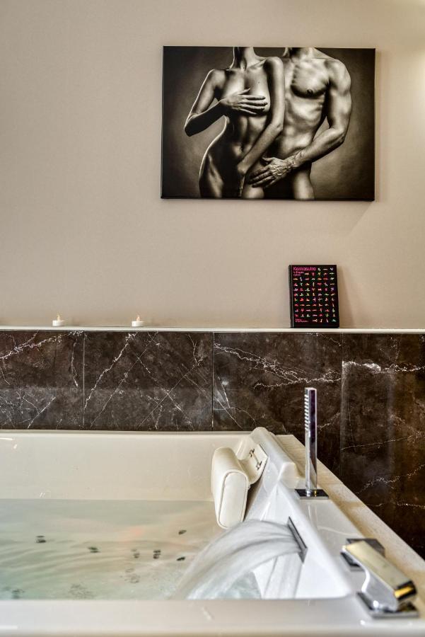 Les Gites De Laure - O Lit Divin, Instant De Volupte, Balneo Sauna, Climatisation, Netflix, 160M De La Cite Medievale قرقشونه المظهر الخارجي الصورة